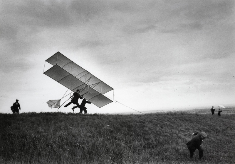 <p><b>Jacques Henri Lartigue</b>, <i>Le Zyx 24 s'envole... Dédé et Robert essaient de s'envoler aussi. Rouzat</i>, 1910.</p>