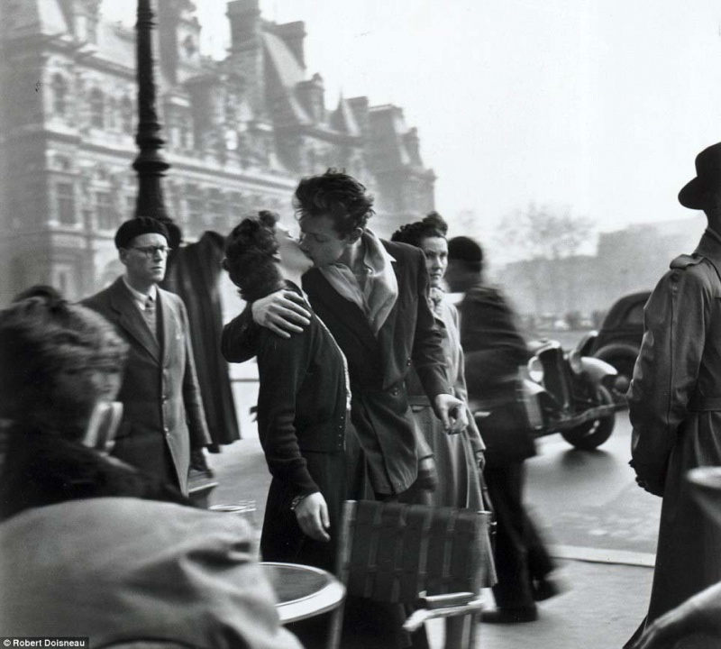 <p><b>Robert Doisneau</b>, <i>Le Baiser de l'Hotel de Ville, Paris</i>, 1950.</p>