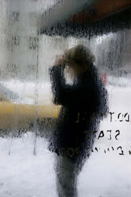 <p><b>Saul Leiter</b>, <i>Cap</i>, circa 1960.</p>