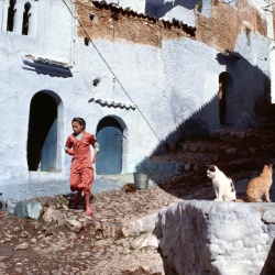 <p><b>Bruno Barbey</b>, <i>MOROCCO. Chechaouen. 1972. The walls of the old city</i>.</p>