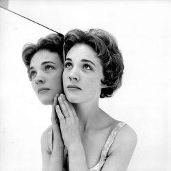 <p><b>Cecil Beaton</b>, <i>Julie Andrews</i>, 1959.</p>