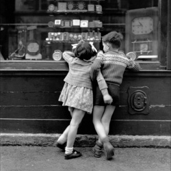 <p><b>Édouard Boubat</b>, <i>Enfants de dos face vitrine, Paris</i>, 1948.</p>