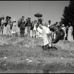 <p><b>Burt Glinn</b>, <i>USA. Seattle, Washington. 1953. The Seattle Tubing Society lines the banks of the Sammamish Slough to float down to Lake Washington.</i></p>