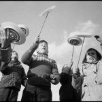 <p><b>Burt Glinn</b>, <i>USA. 1959. Plate spinning.</i></p>