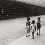 <p><b>Helen Levitt</b>, <i>New York</i>, circa 1945.</p>