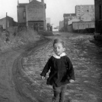 <p><b>Robert Doisneau</b>, <i>L'enfant papillon, Saint Denis</i>, 1945.</p>