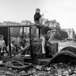 <p><b>Robert Doisneau</b>, <i>La voiture fondue</i>, 1944.</p>